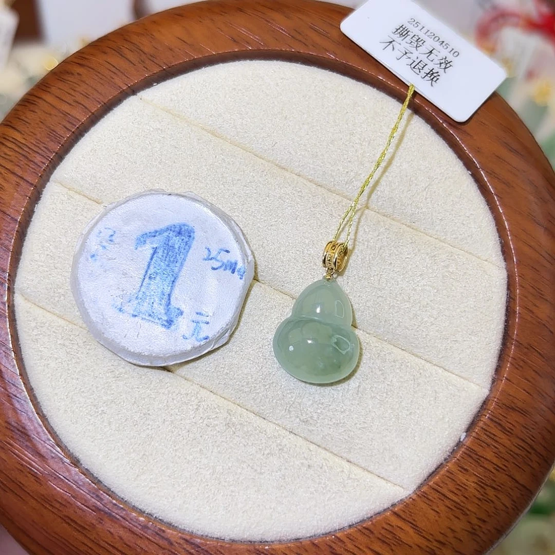 翡翠18K金镶嵌颈饰葫芦