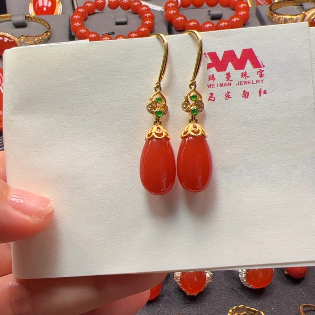 南红玛瑙18K金镶嵌天然原矿水滴耳坠18k。