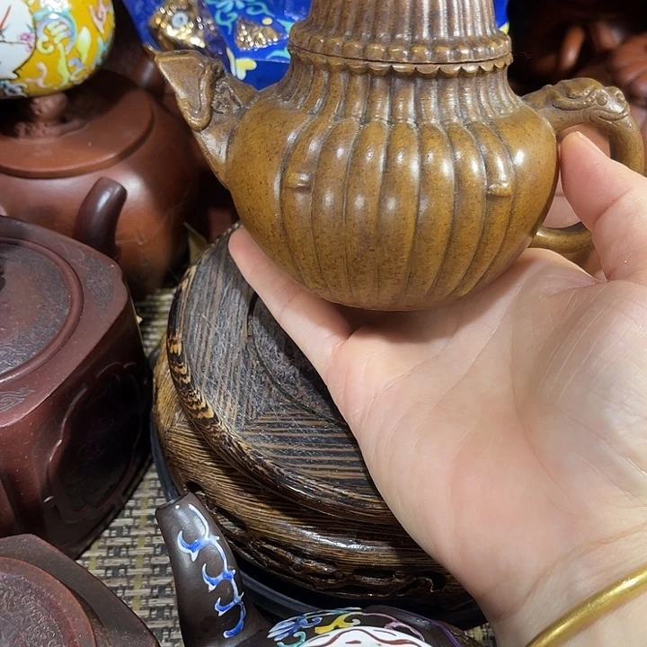 茶壶紫砂原矿泥料手工制作的一把紫砂壶。