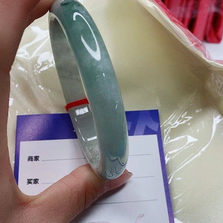 翡翠手镯未镶嵌翡翠