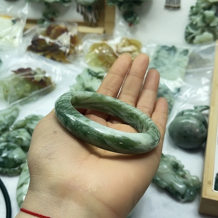 翩***舞透闪石-蛇纹石玉未镶嵌颈饰