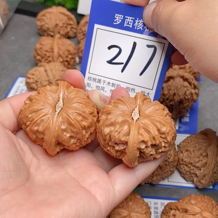 桃核吊坠厚***?43白狮子217号牌