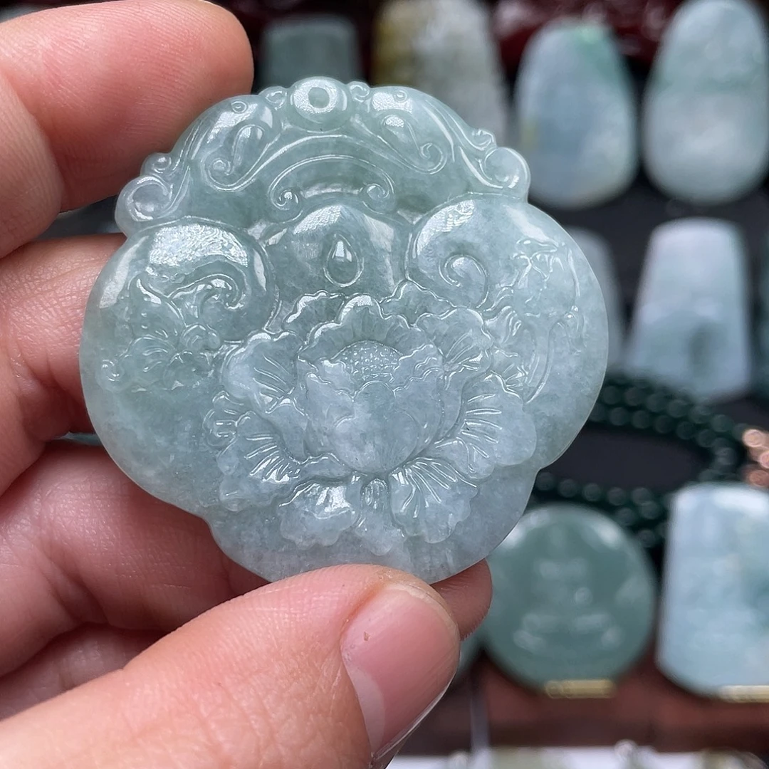 翡翠未镶嵌颈饰牡丹花