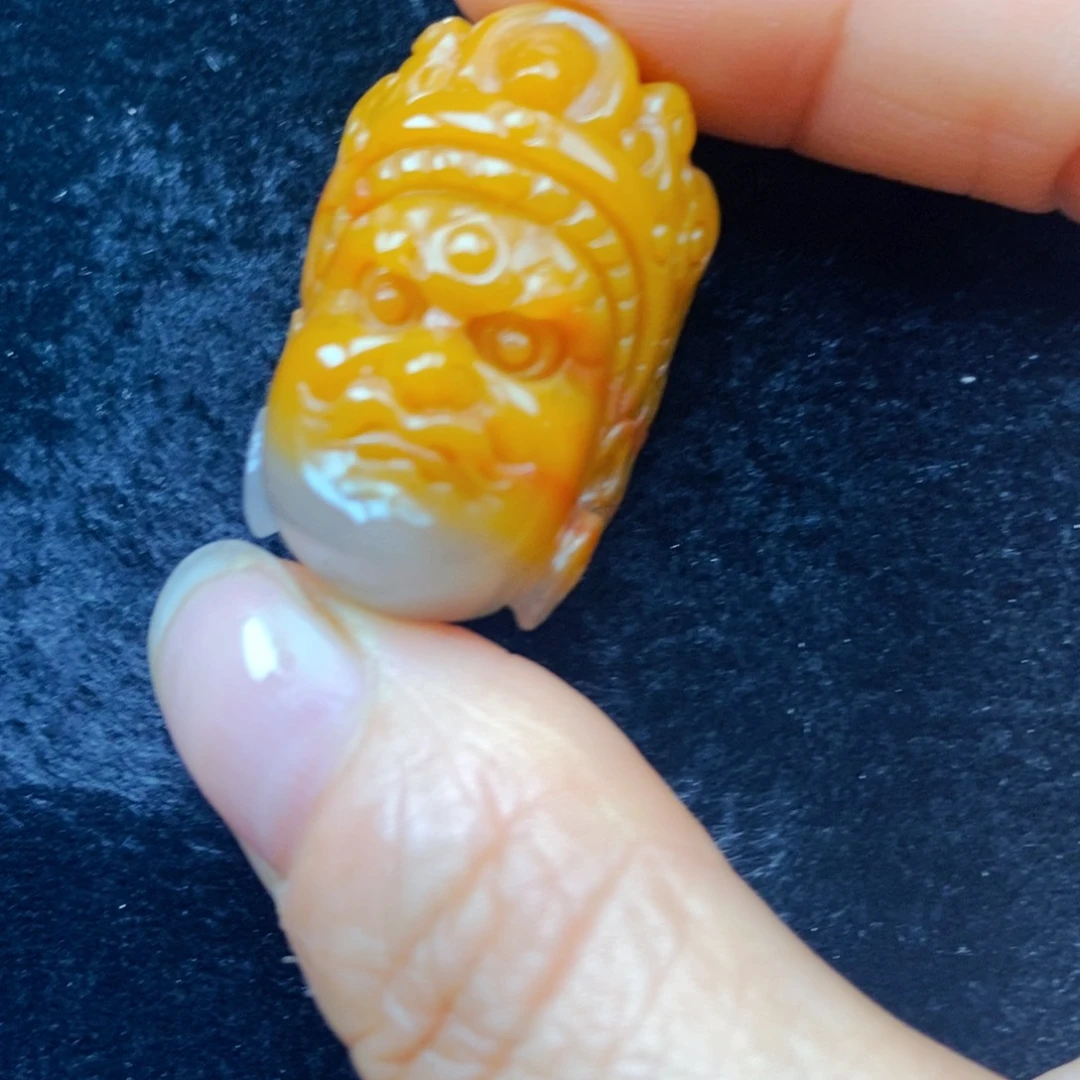 未镶嵌石英质玉（黄龙玉）颈饰