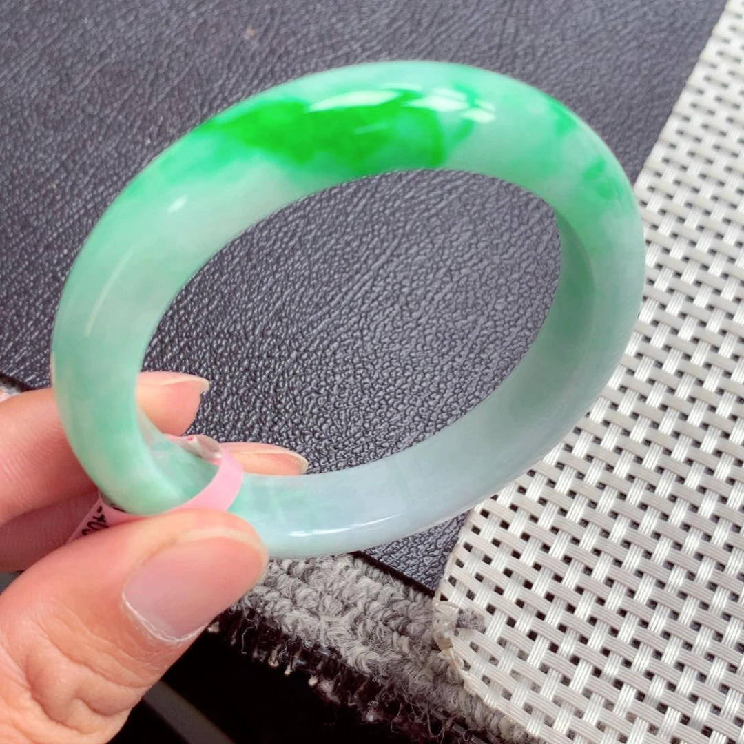 翡翠手镯未镶嵌缅甸