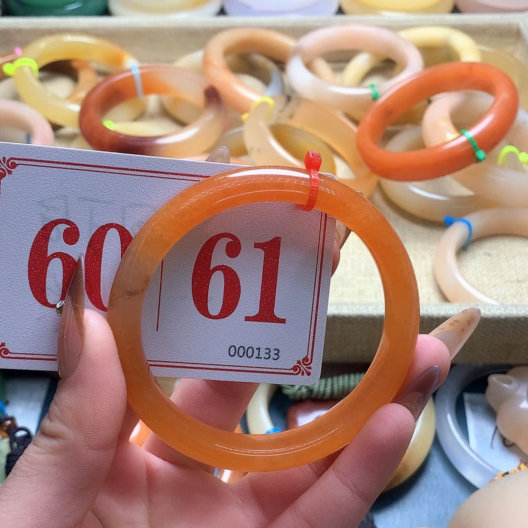 未镶嵌石英质玉（黄龙玉）手镯