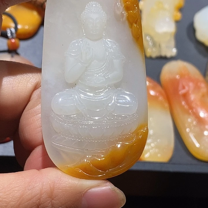 石英质玉（黄龙玉）未镶嵌颈饰