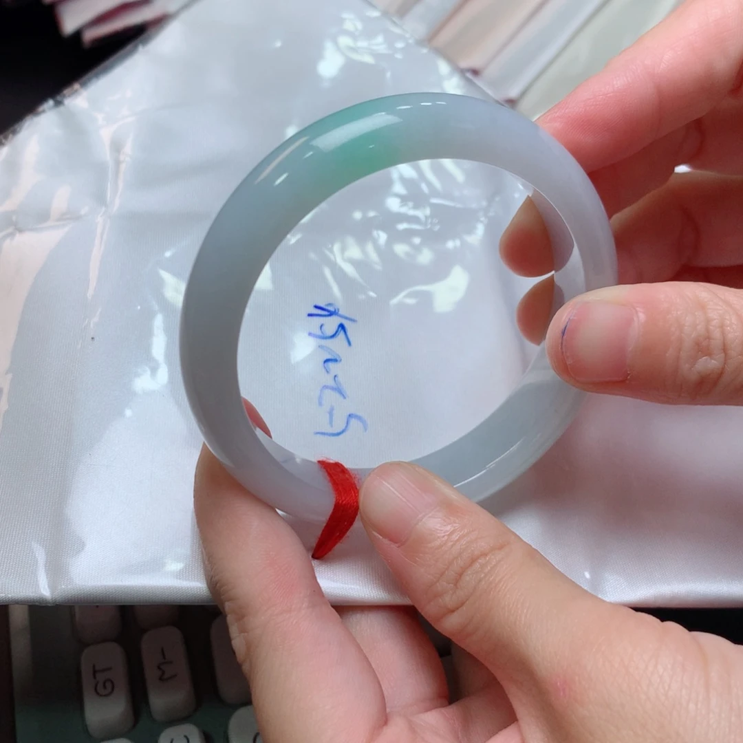 翡翠手镯未镶嵌翡翠