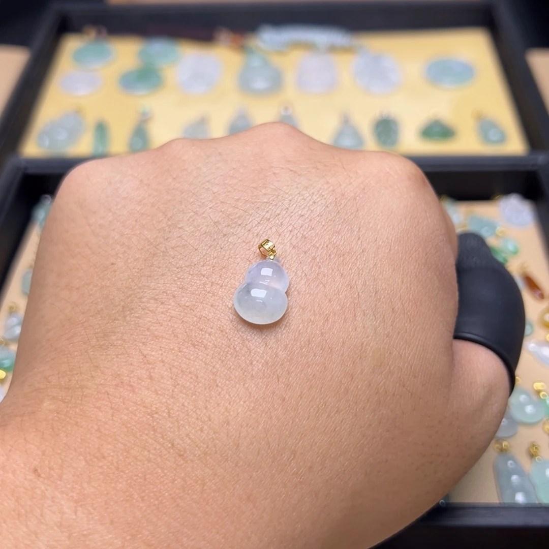 翡翠18K金镶嵌颈饰葫芦