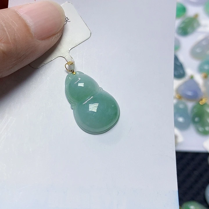 翡翠18K金镶嵌颈饰葫芦