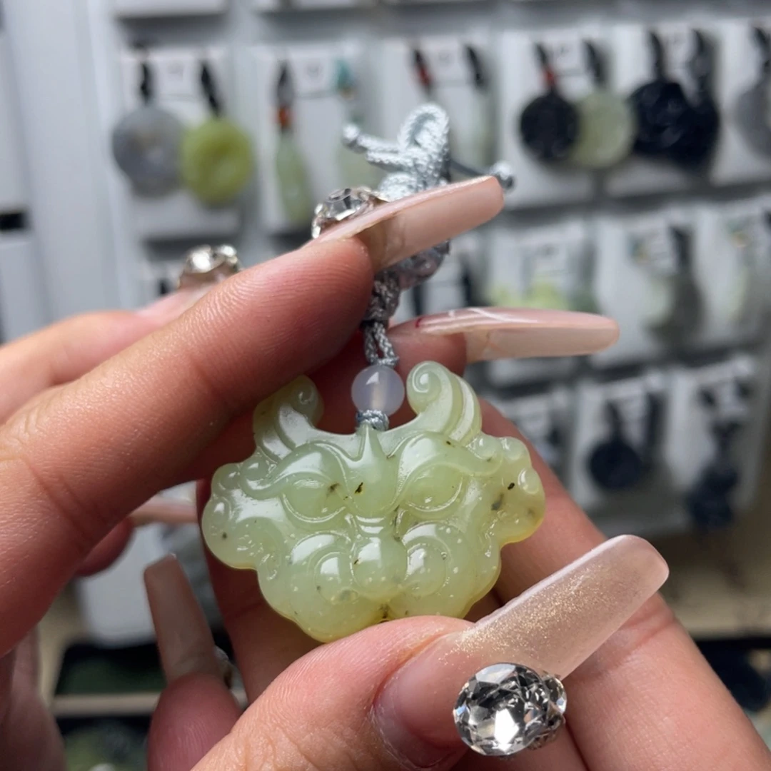 岫玉颈饰未镶嵌兽面