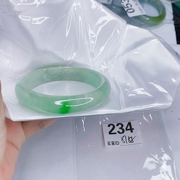 翡翠未镶嵌手镯一图一物实物为准（微瑕处理）