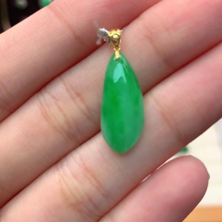 翡翠18K金镶嵌颈饰翡翠