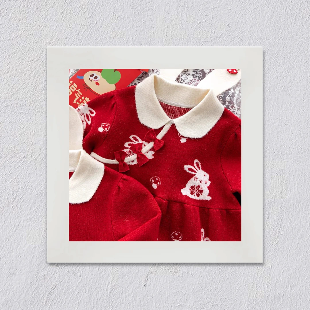 D208女童L·H ·NIAO2025秋冬新中式红色年服翻领国风毛衣连衣裙