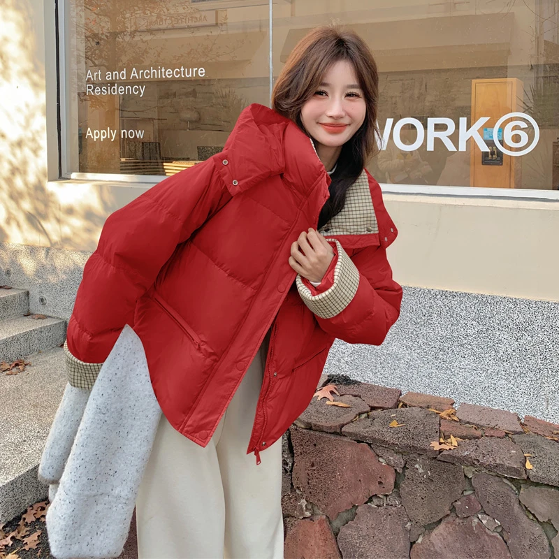 新年红色短款羽绒服女冬季新款高级感洋气格子拼接保暖白鸭绒外套