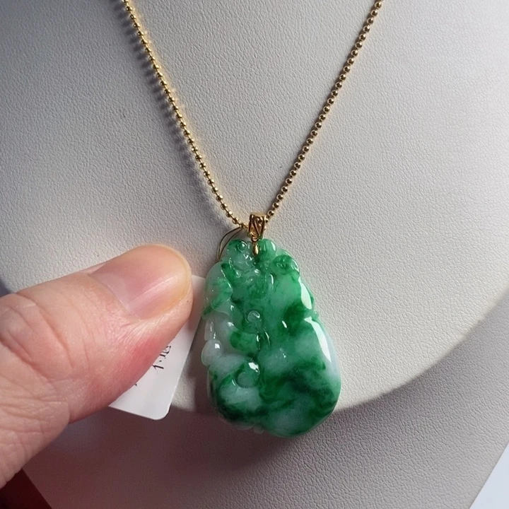 颈饰18K金镶嵌翡翠