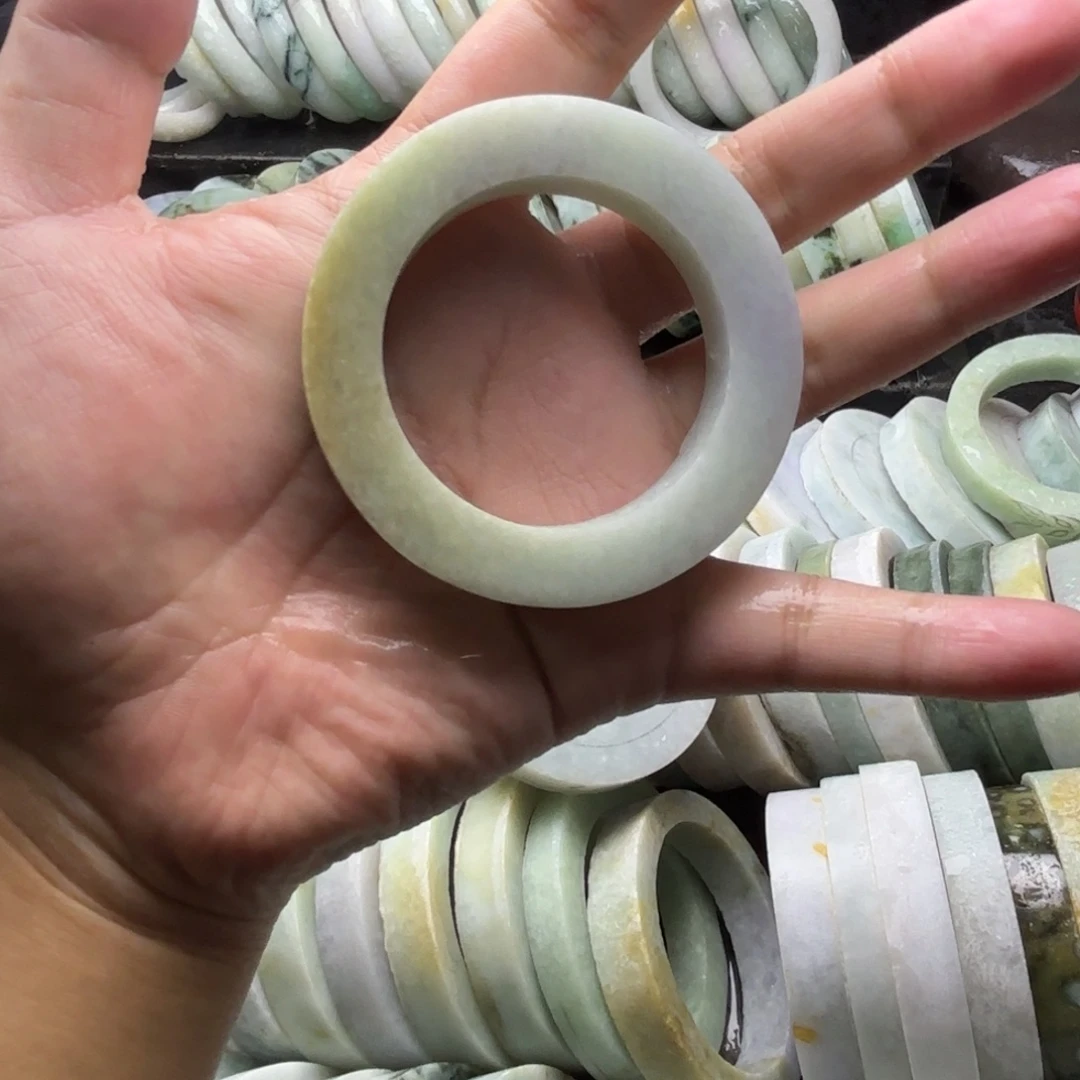 羽***青定制翡翠未镶嵌翡翠手镯定制