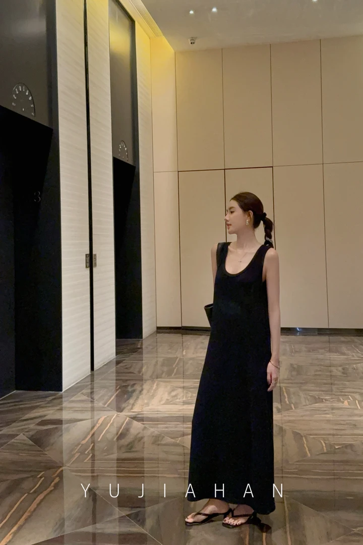 YUJIAHAN于佳含-极简长款到脚面U领茧型花苞廓形感宽松背心连衣裙