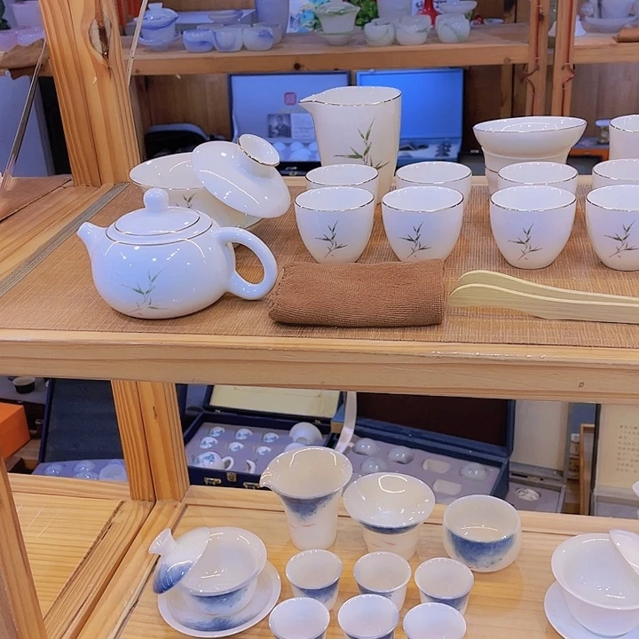 纯白的天空下的天空是一片蓝海