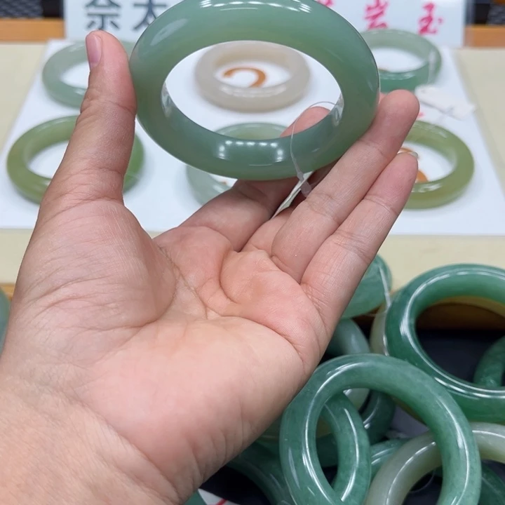 未镶嵌手镯石英质玉家**女
