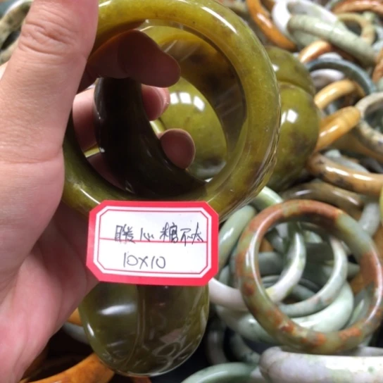 未镶嵌蛇纹石玉手镯暖****甜