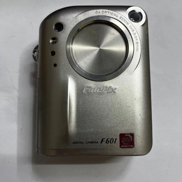 8新 Fujifilm/富士 富士F601无卡无电池 外表瑕疵