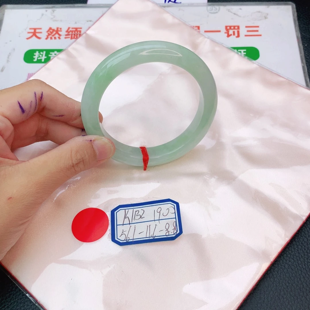 翡翠手镯未镶嵌翡翠