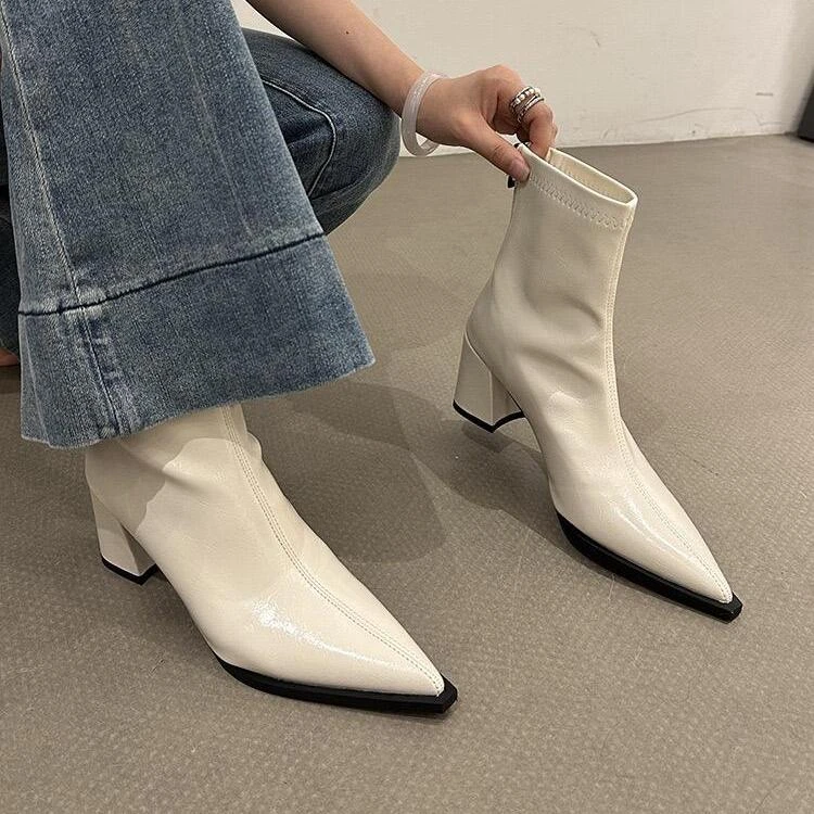 高跟尖头短靴女2025年新款秋冬季白色漆皮高级感粗跟后拉链马丁靴