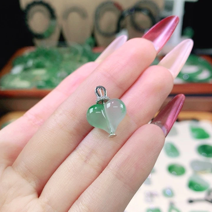 石英质玉（非洲翠）未镶嵌颈饰