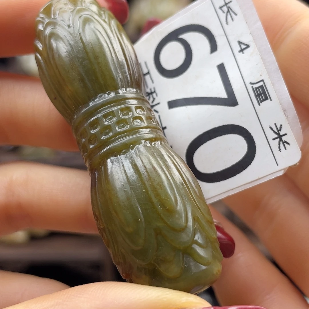 咔***咔和田玉未镶嵌颈饰