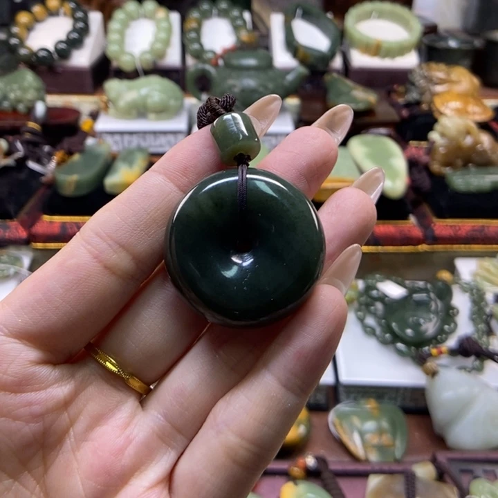 颈饰未镶嵌岫岩老玉（透闪石质玉）