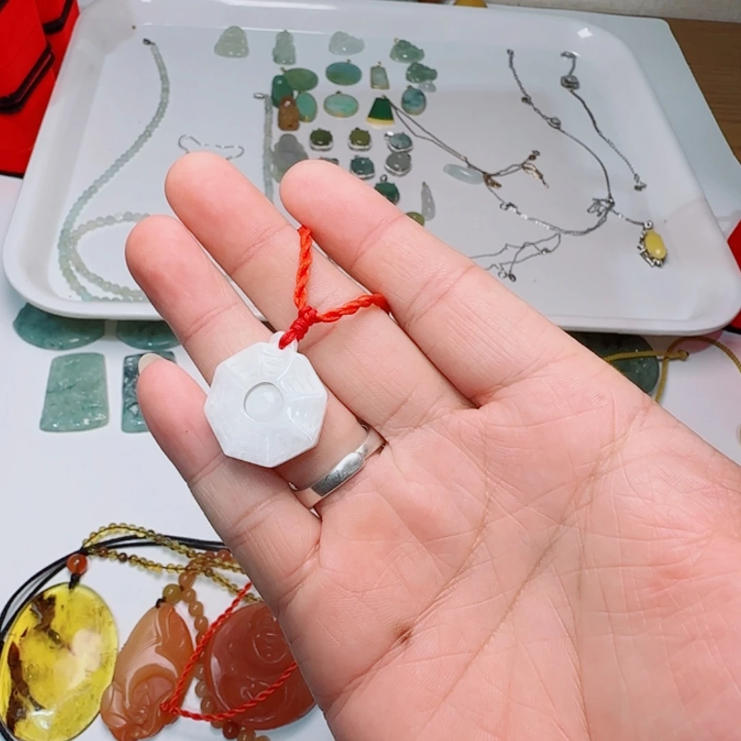 翡翠未镶嵌颈饰八卦