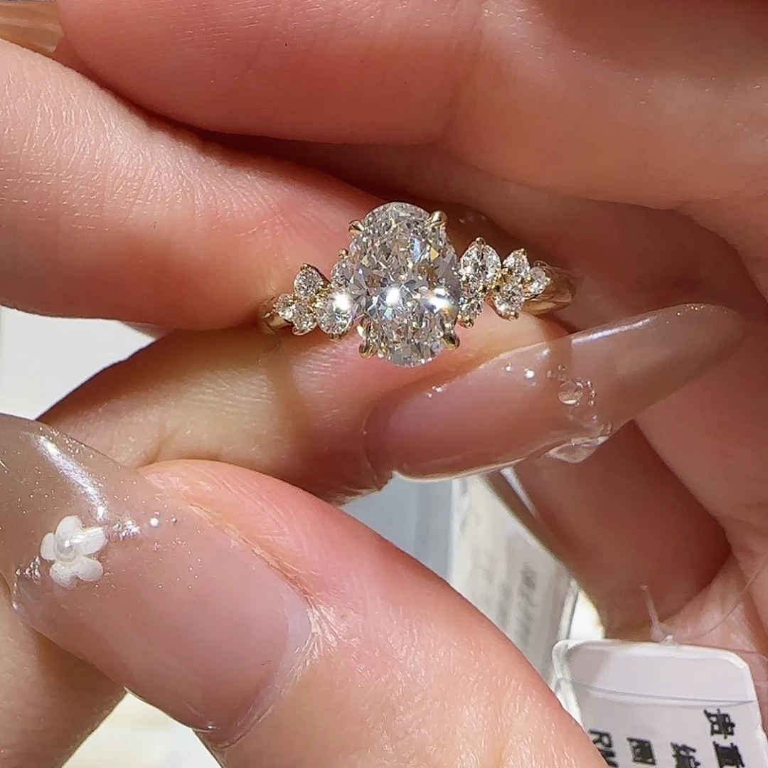 实验室培育钻石18K金镶嵌一卡繁星椭圆igi 13圈