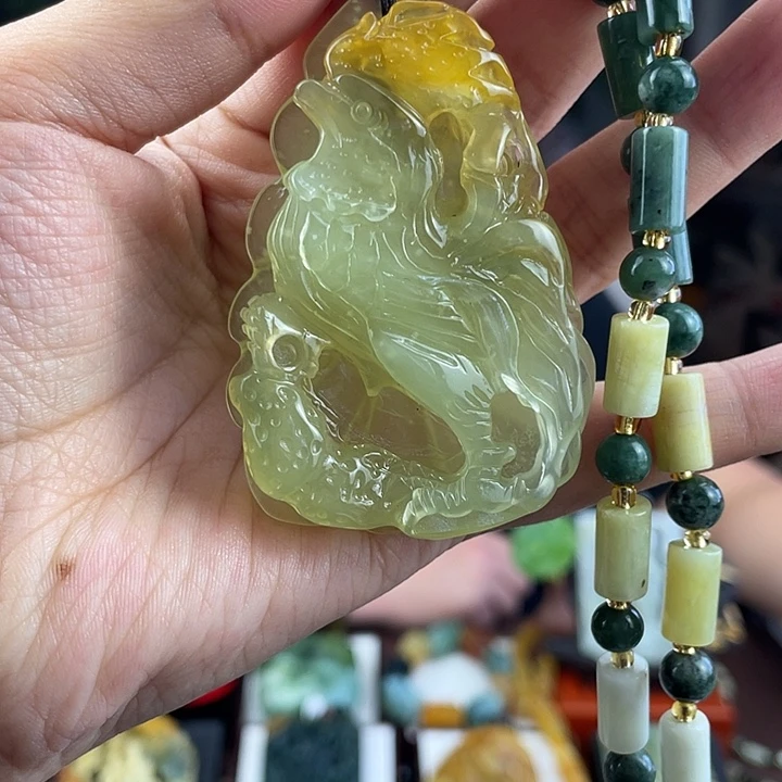 蛇纹石玉未镶嵌颈饰