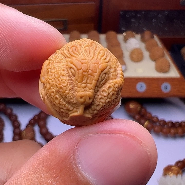 猴头核桃吊坠精工灵蛇18