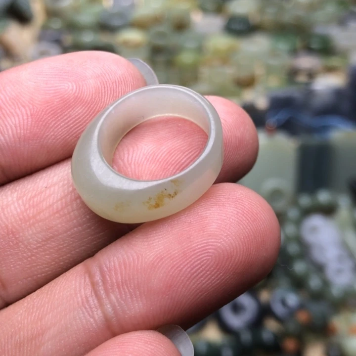 和田玉未镶嵌颈饰吾***糖