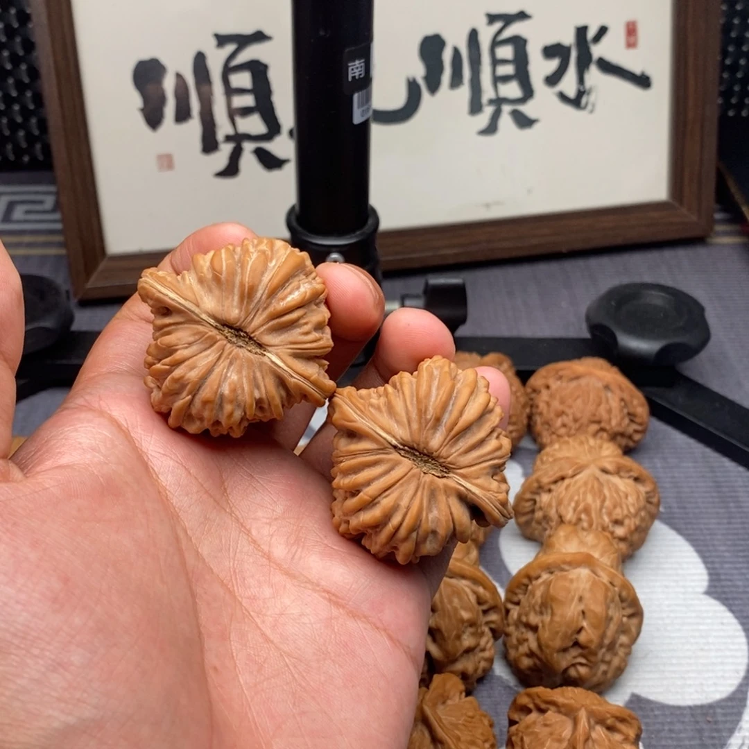 嘀***噜把件文玩核桃全品楼王