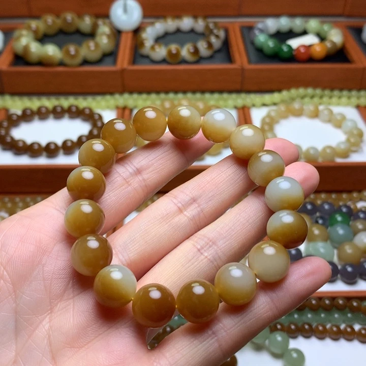 和田玉手串未镶嵌三**?