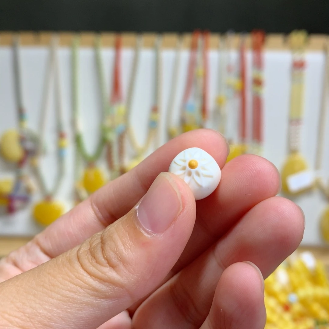 龍***未镶嵌琥珀裸石配饰