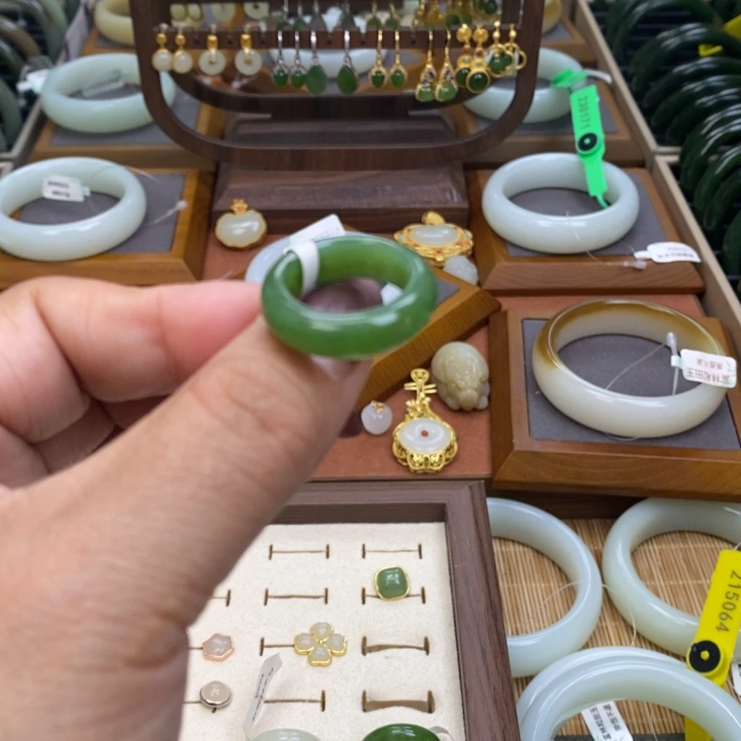 未镶嵌戒圈和田玉佳*