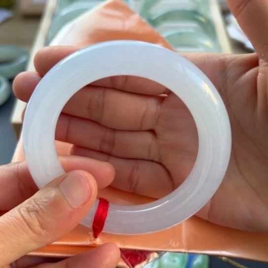 翡翠手镯未镶嵌手镯