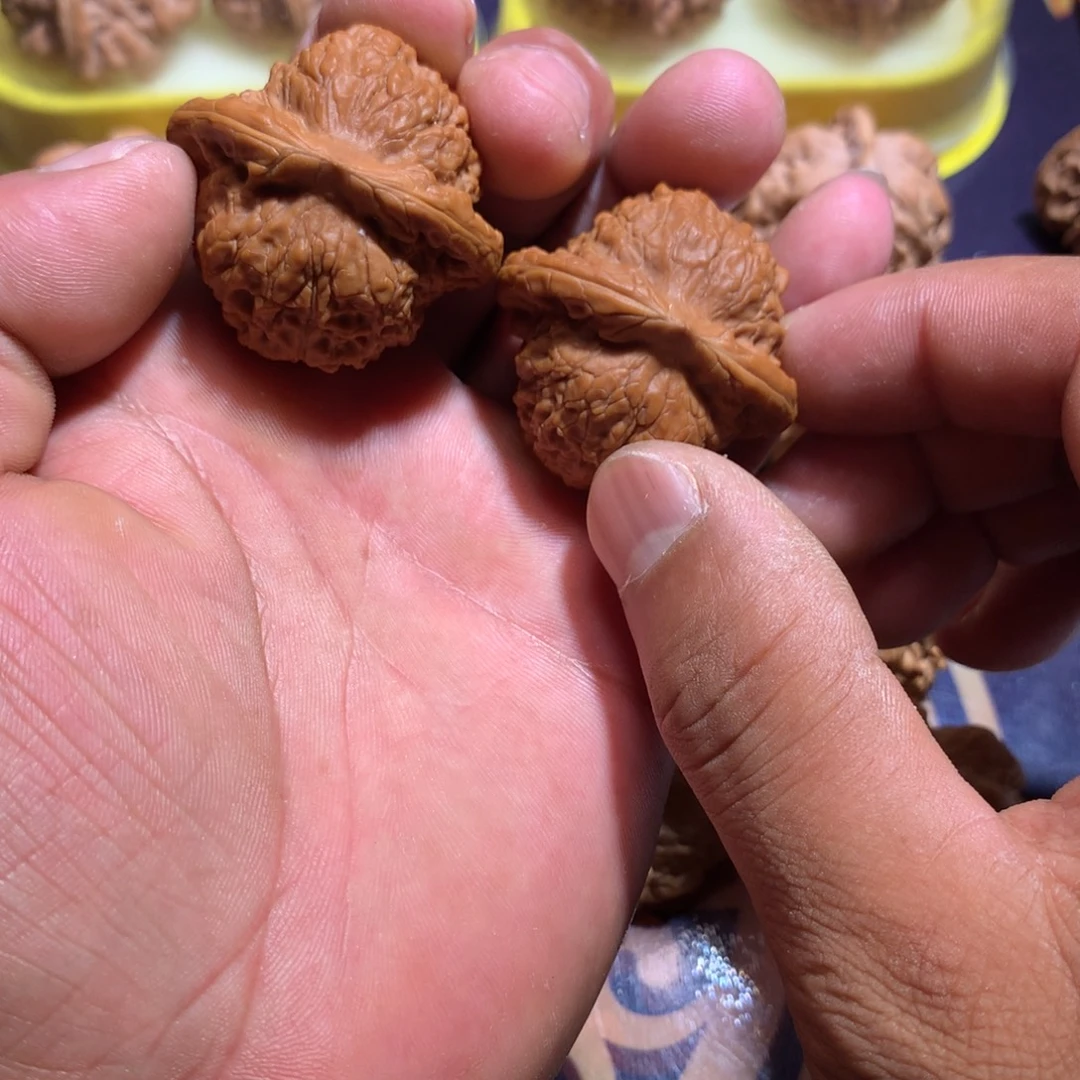 文玩核桃吊坠血麒麟40