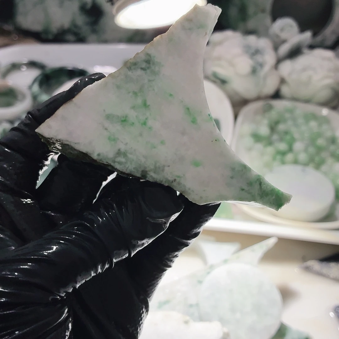 翡翠未镶嵌颈饰边角料