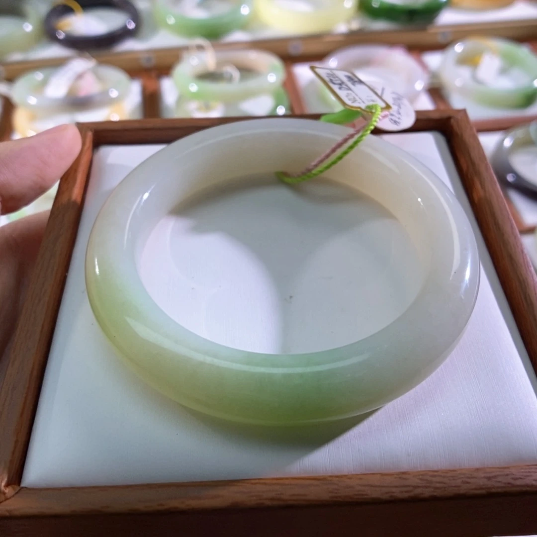 【闪购商品】未镶嵌手镯和田玉（翠青玉）
