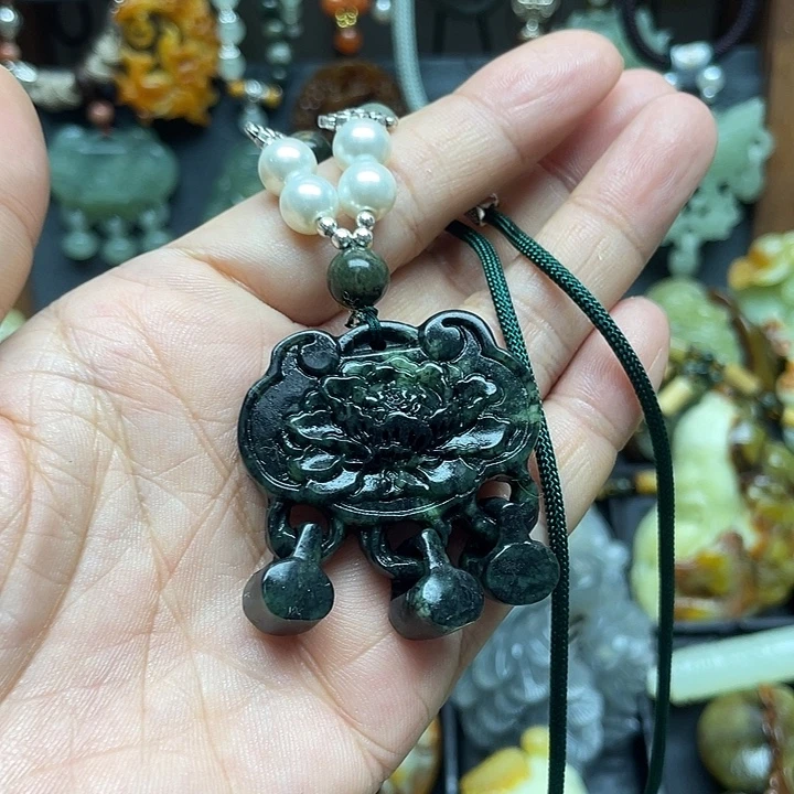 蛇纹石玉未镶嵌颈饰