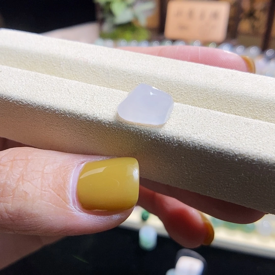 翡翠未镶嵌颈饰白冰