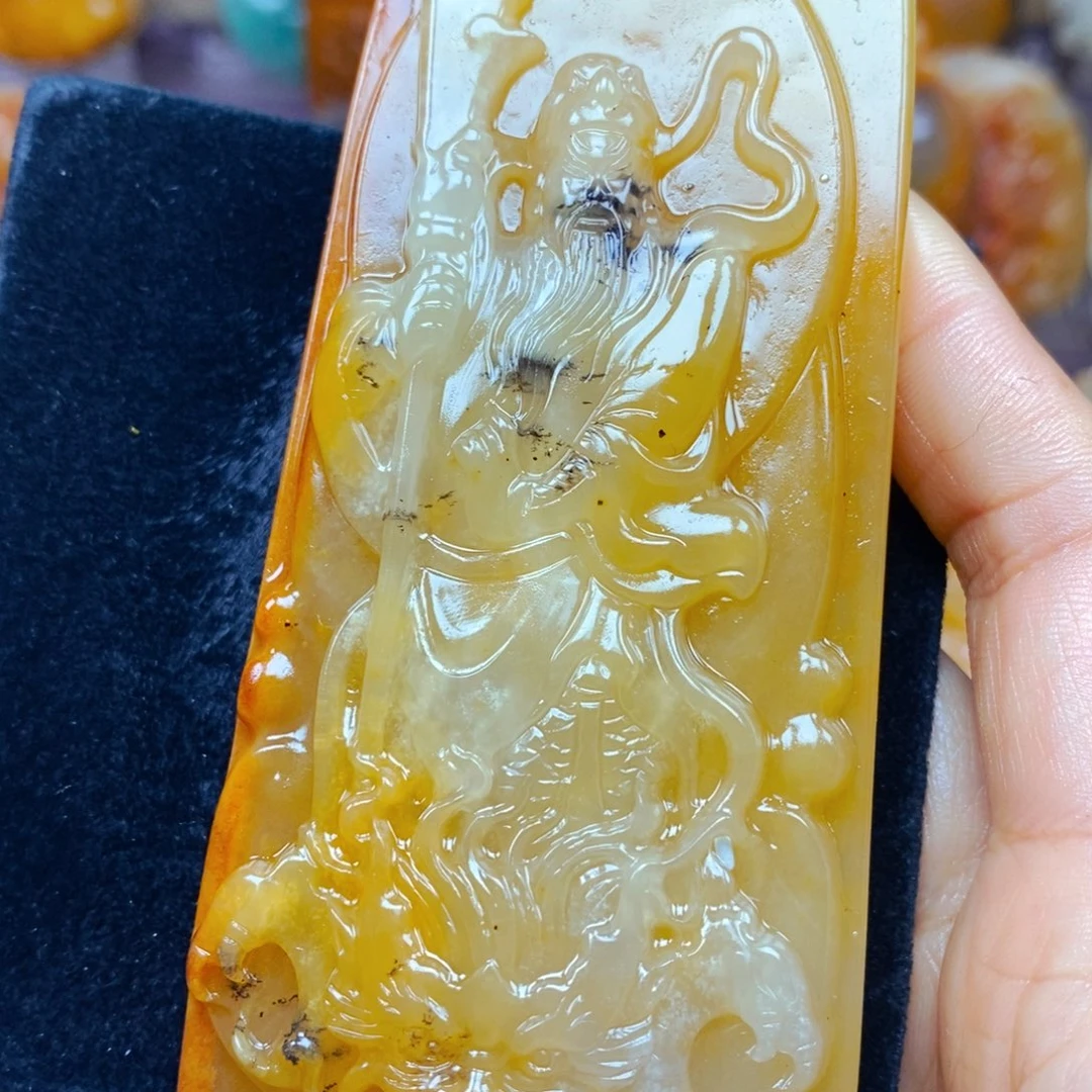 未镶嵌石英质玉（黄龙玉）颈饰