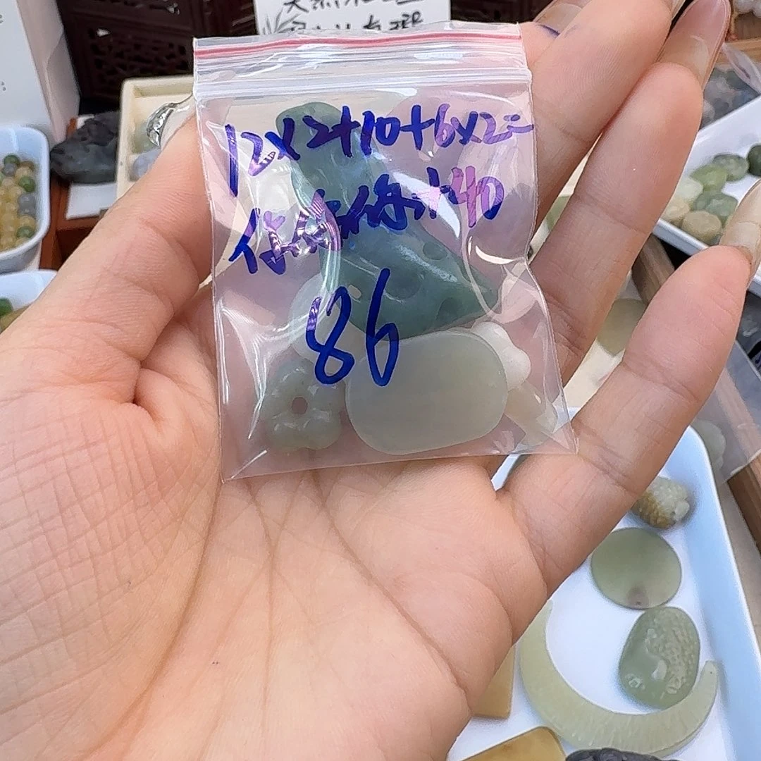 你***你和田玉未镶嵌颈饰