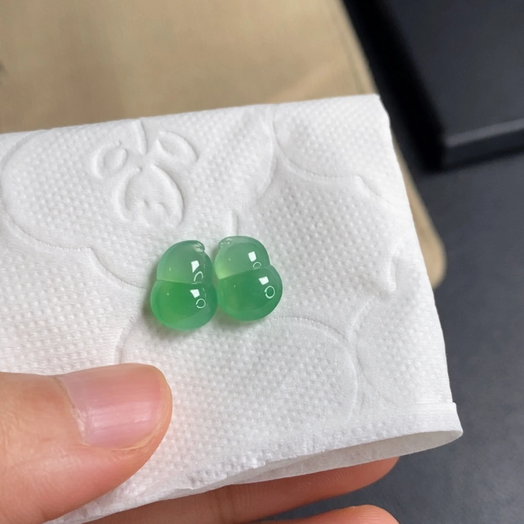 颈饰未镶嵌翡翠木那绿一对葫芦