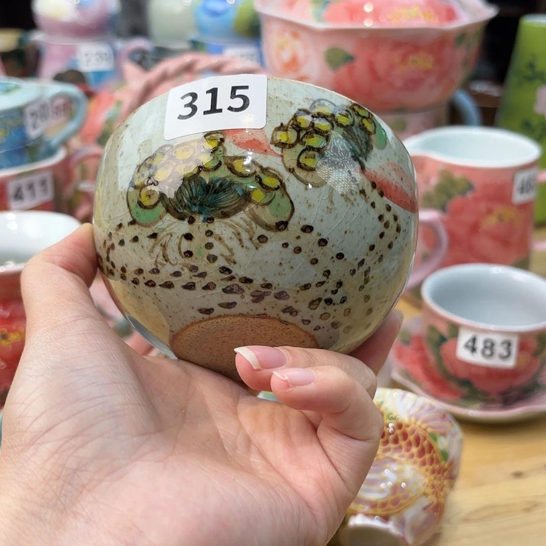 瓷片兔兔哈哈笑的